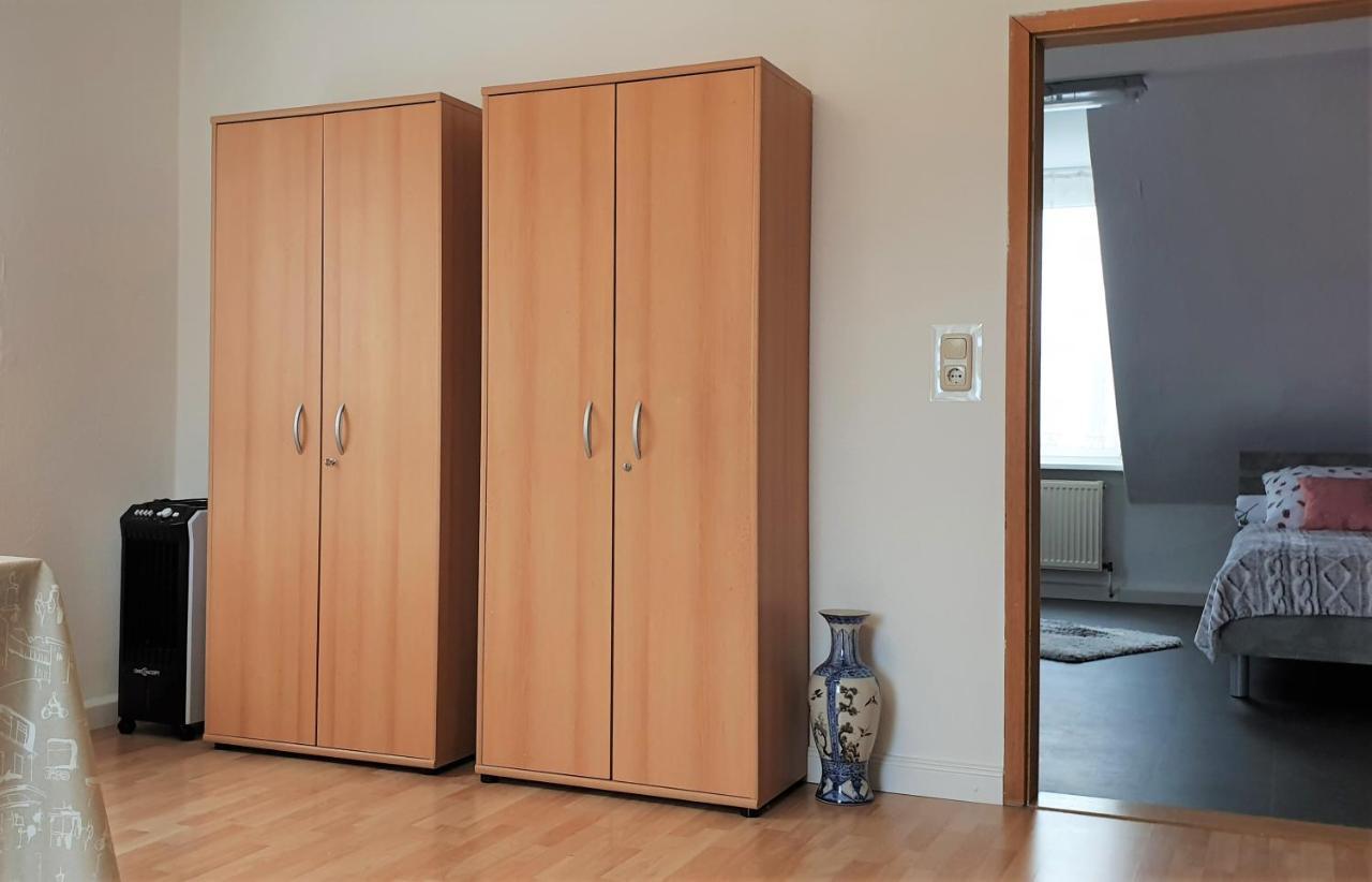 Apartment Bayreuth, 4 Zimmer Ferienwohnung im Haus mit Kunst, WLAN, Küche, Parkplatz Exterior foto
