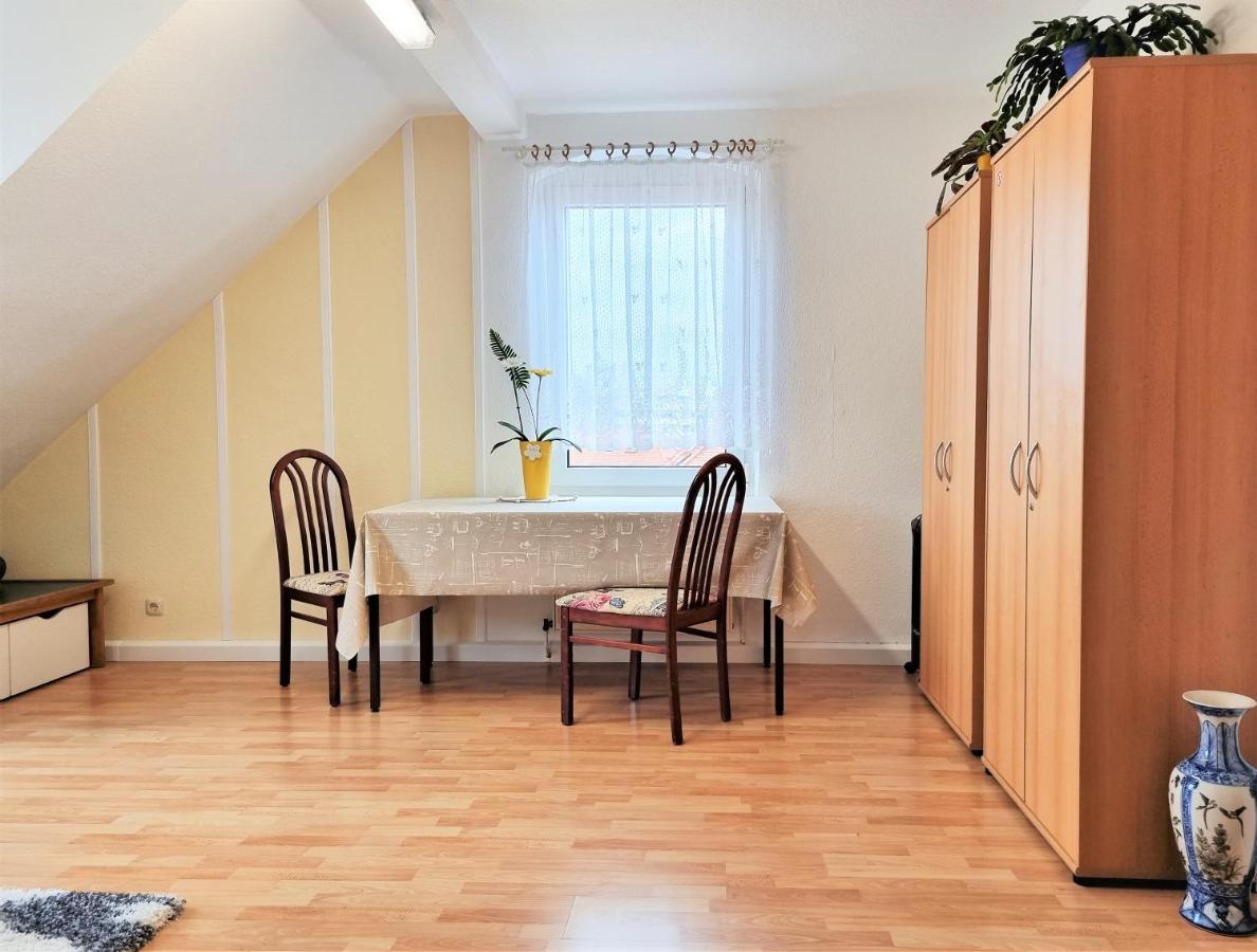 Apartment Bayreuth, 4 Zimmer Ferienwohnung im Haus mit Kunst, WLAN, Küche, Parkplatz Exterior foto