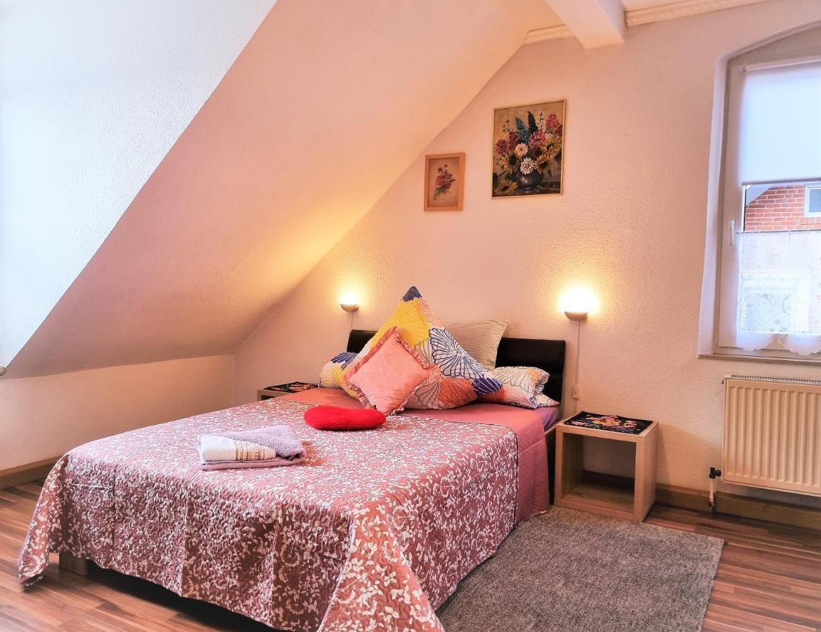 Apartment Bayreuth, 4 Zimmer Ferienwohnung im Haus mit Kunst, WLAN, Küche, Parkplatz Exterior foto